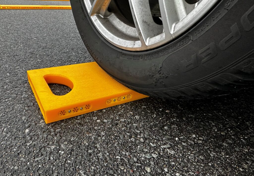 Sobald der Fahrer über die Warnschwelle fährt, wird er taktil gewarnt und hat dadurch ausreichend Zeit, frühzeitig zu bremsen und den Fahrstreifen zu wechseln. 