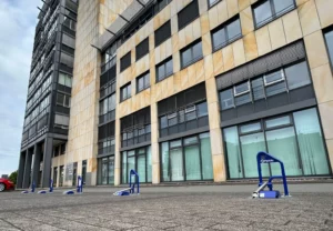  [24-08 Gewerbe] Parklio Parkbügel schützen private Stellplätze vor unbefugten Parkern. Foto: Blömen VuS 
