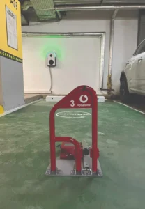 Ein Parklio Parkbügel blockiert den Stellplatz vor einer Elektroladesäule und gibt ihn nur für berechtigte Nutzer frei – so bleibt der Ladepunkt zuverlässig verfügbar.Foto: Parklio
