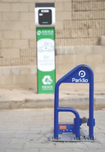 Im Außenbereich schützt Parklio den Ladeplatz vor unbefugtem Parken und unterstützt Betreiber dabei, die Nutzung der Ladeinfrastruktur aktiv zu steuern.Foto: Parklio