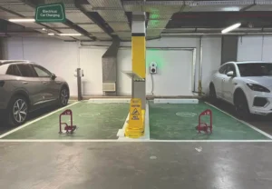 Gesicherte Ladeplätze in einer Tiefgarage: Parklio Parkbügel ermöglichen eine gezielte Steuerung der Nutzung und verhindern das dauerhafte Belegen durch unberechtigte Fahrzeuge.Foto: Parklio
